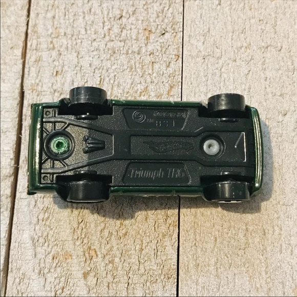 Hot Wheels New Models Series Triumph TR6 33/42 2009 - Picture 4 of 6